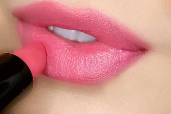 Why You Need Light Pink Lipstick in Your Makeup Collection? light pink lipstick