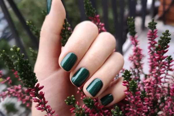 Dark Green Nail Polish: The Trendy Color Choice for Chic Nails dark green nail polish