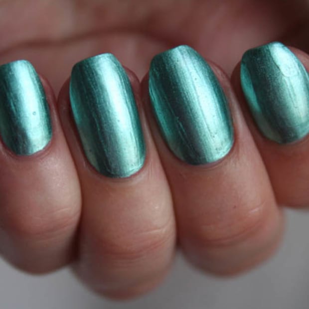 treat an allergic reaction to gel nail polish