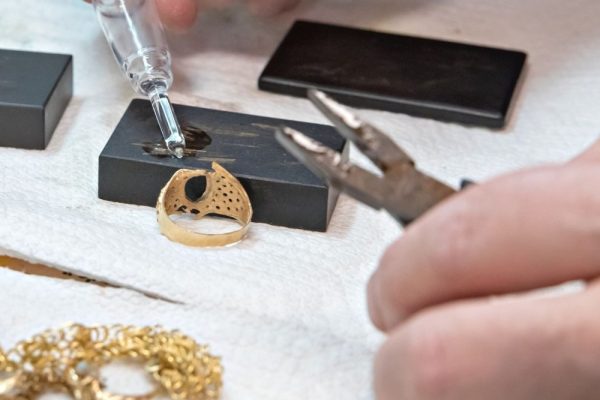 how to test gold jewelry